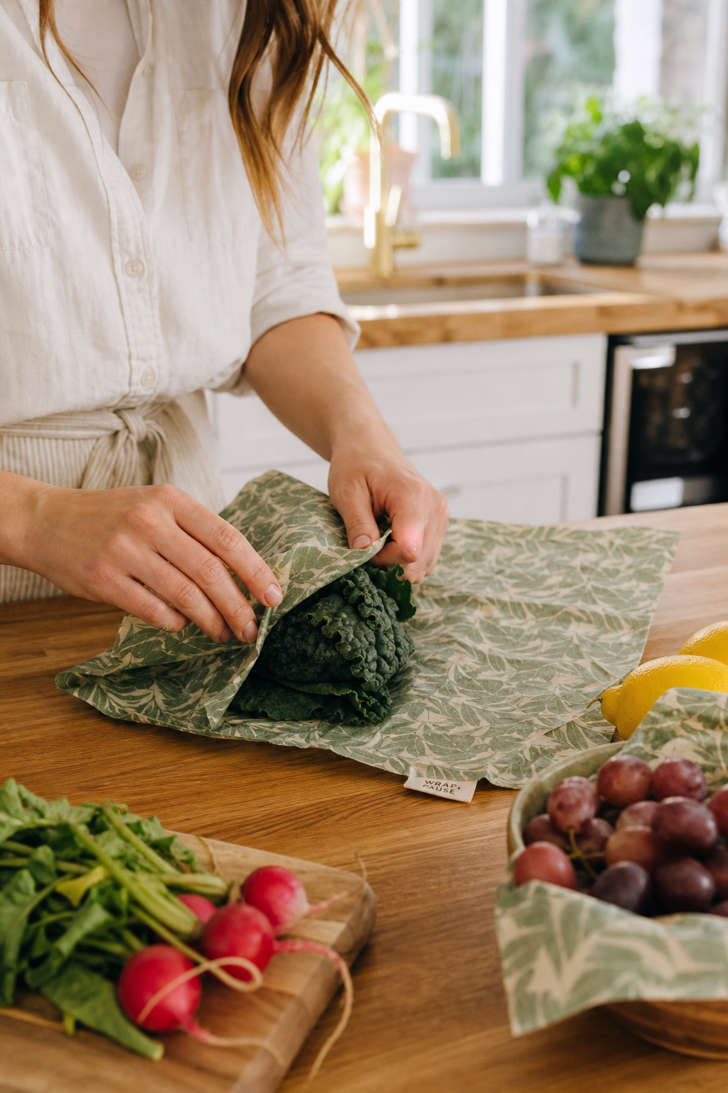 Kobieta pakująca warzywa w beeswax wrap